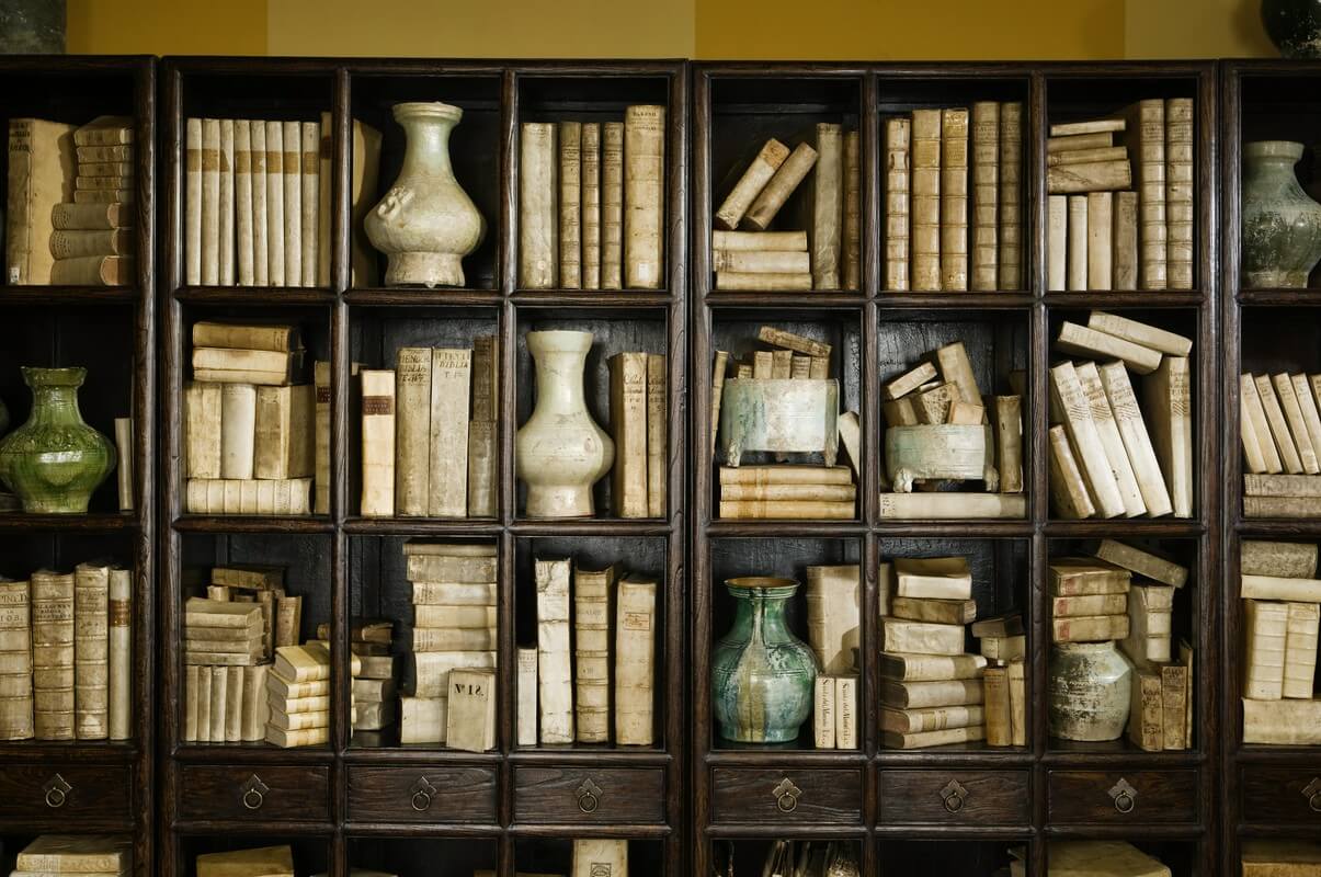 Jak dopasować biblioteczkę z drewna do klasycznych wnętrz?